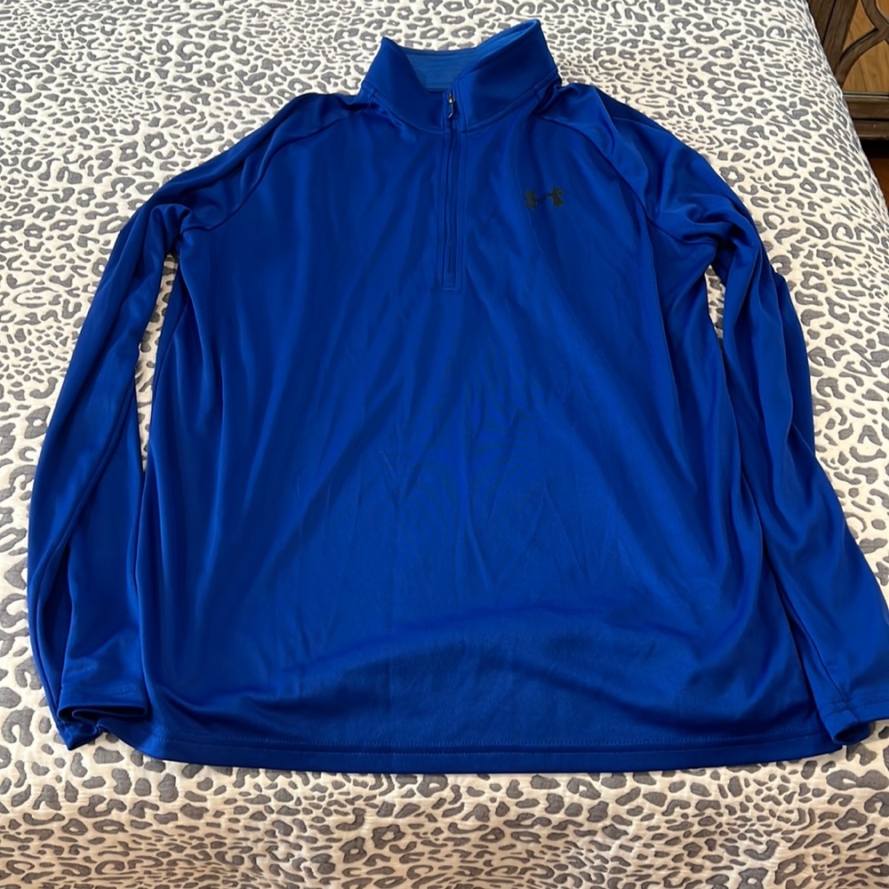 Men’s Under Armour long sleeve HEATGEAR 1/4 zip pullover. Fits like a medium